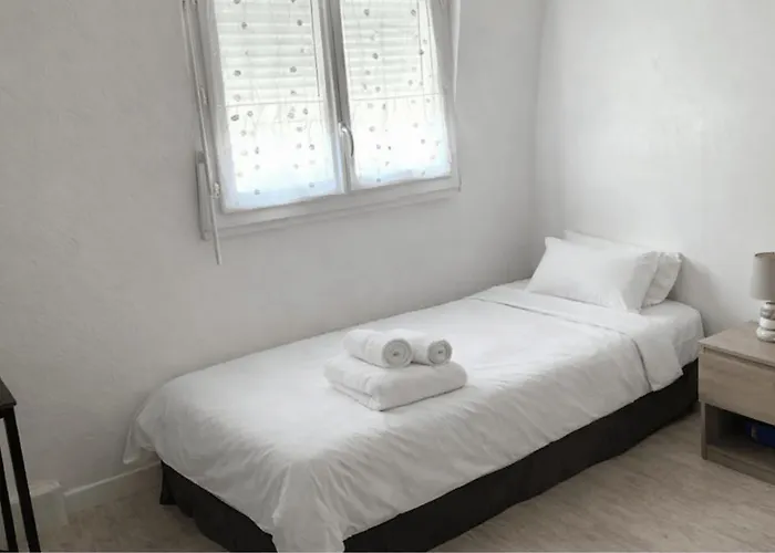 House Ideally Located In לה רושל